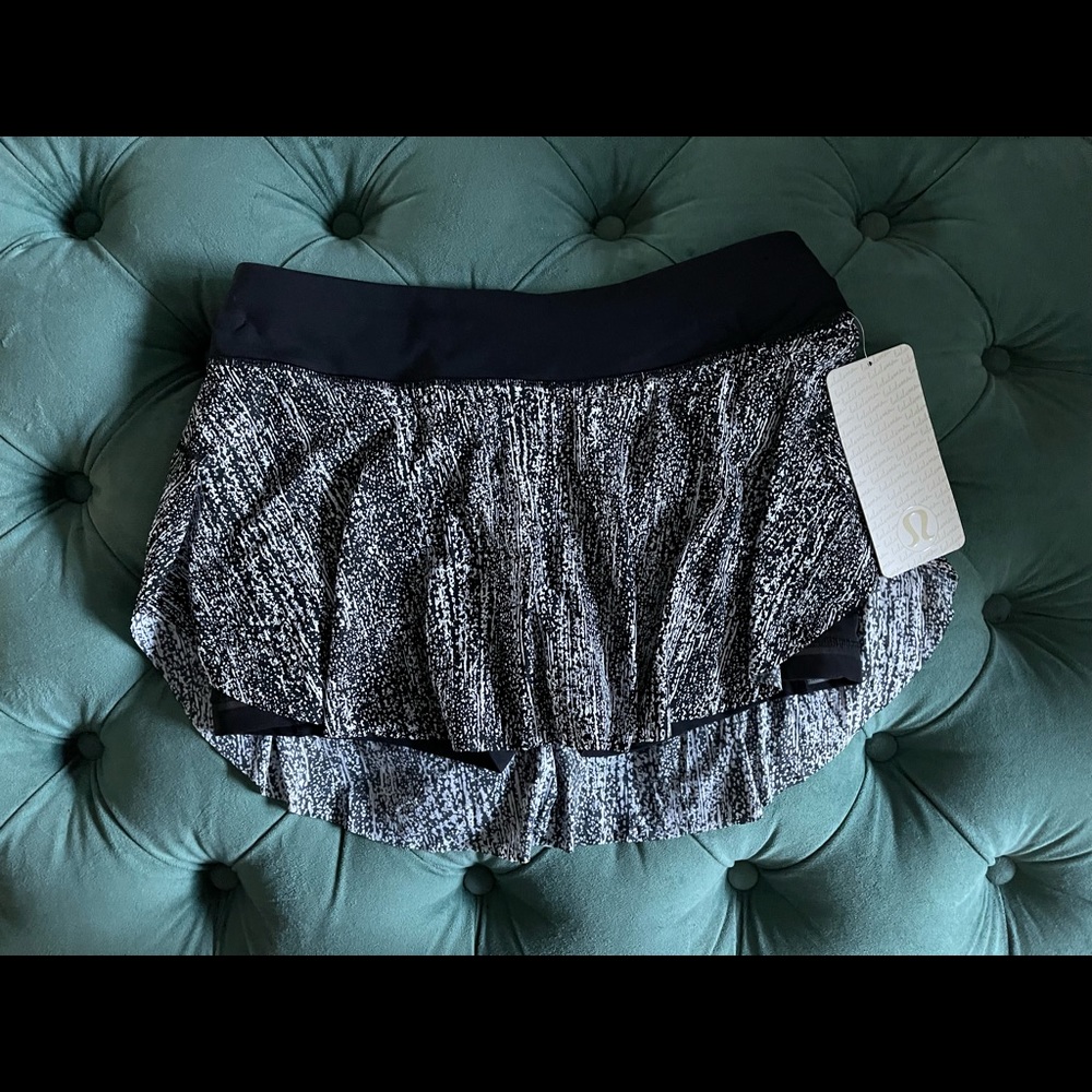 NWT Lululemon Quick Pace Black and White Skirt - Size 6